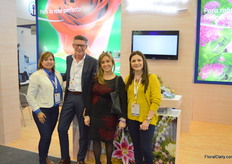 As ever, Chrysal is broadening its product assortment. In particular two products were highlighted: Viva, a supplement specifically developed for chrysanthemums to be added to the irrigation water a few days before cutting; and a plastic packaging material for transporting hydrangea, making the use of a watering plugs no longer necessary. On the photo Victoria Cortes, Peter Vriend, Paula Bermudez, and Karen Piramanrique.